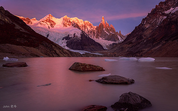 Alpenglow at Laguna Torre